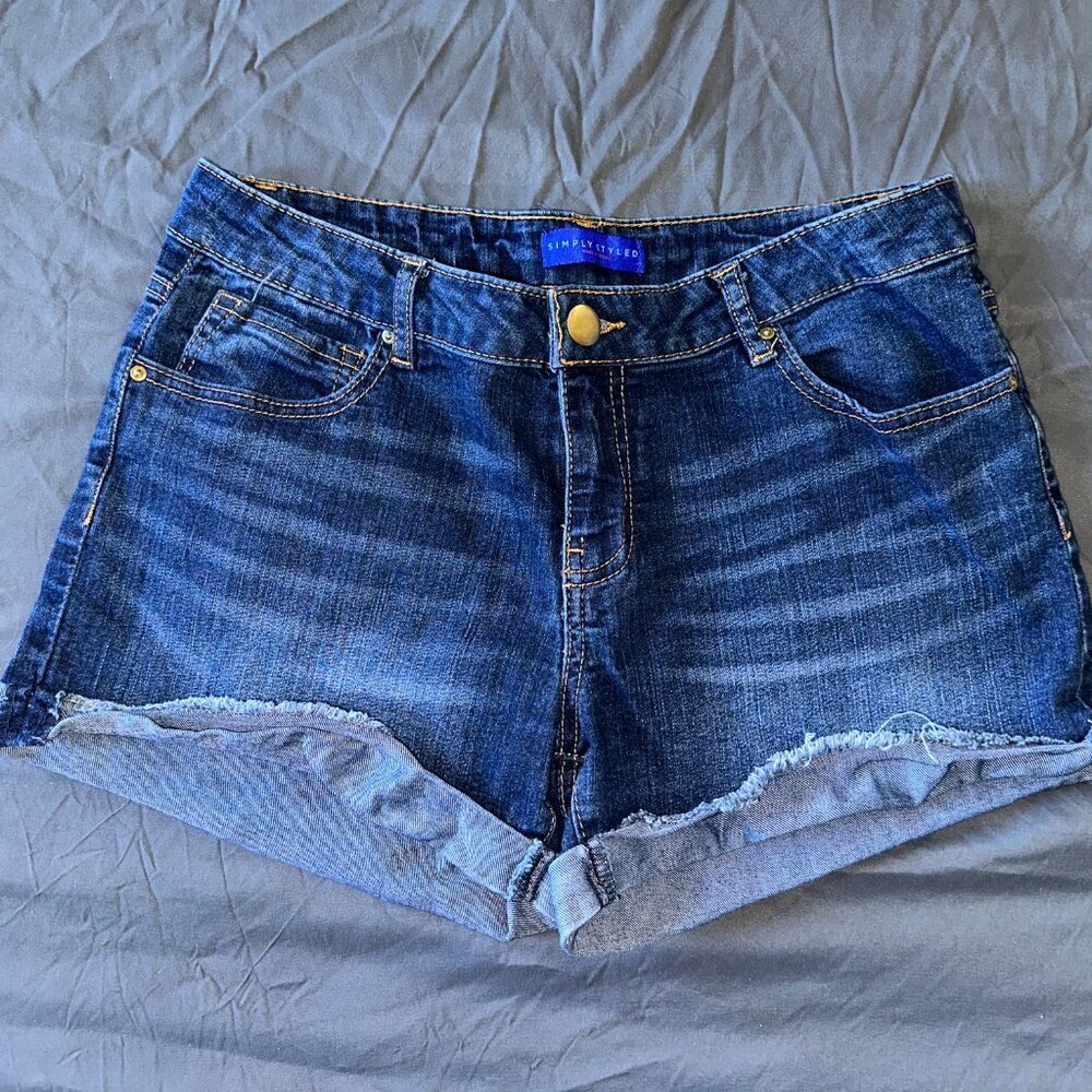 Simply Styled Women's Cuffed Dark Blue Jean Shorts Size 6 Mid Rise Stretch - Picture 3 of 13